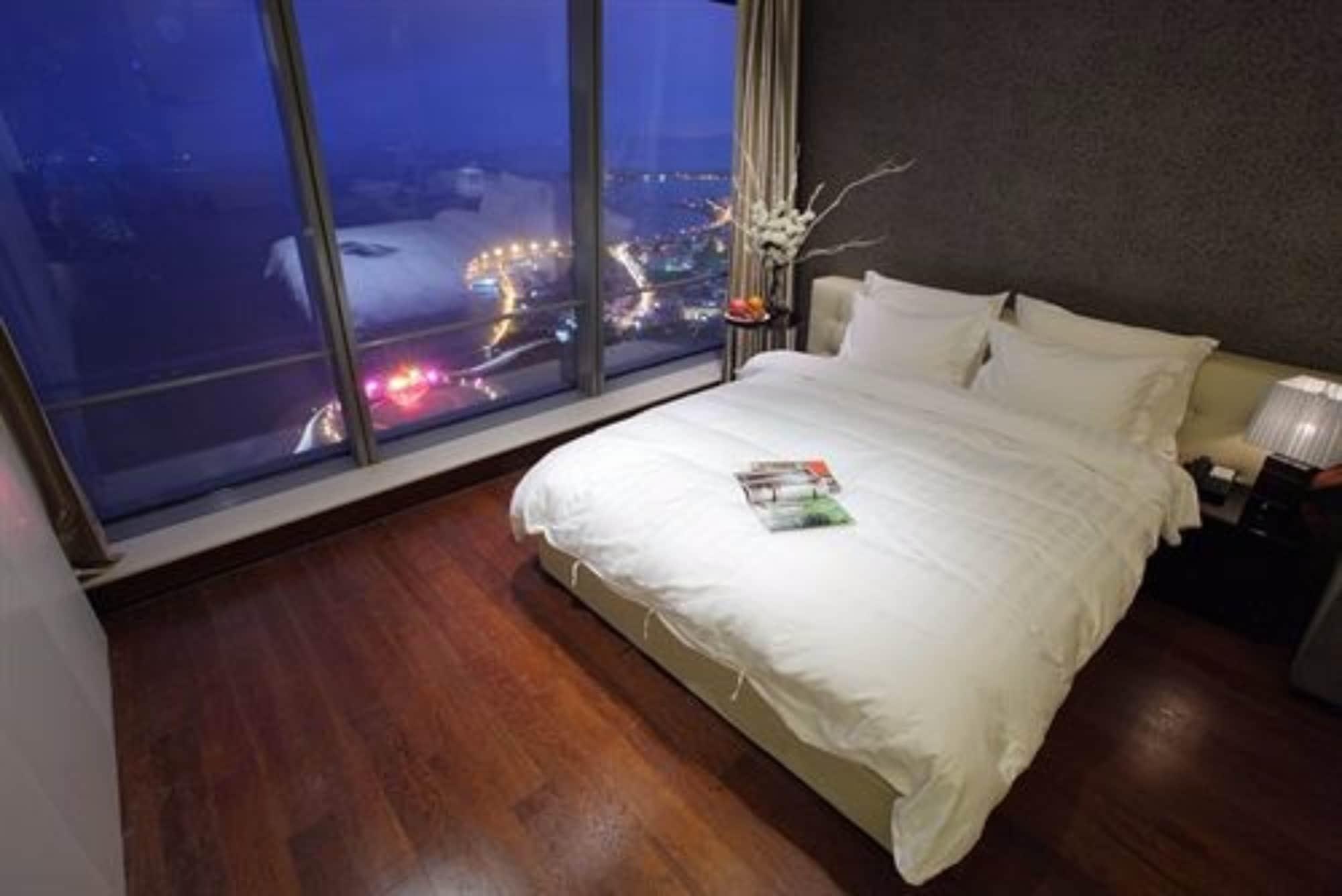 Grand Madison Qingdao Harbour-View Central（Former Qingdao Farglory Hotel） Екстериор снимка